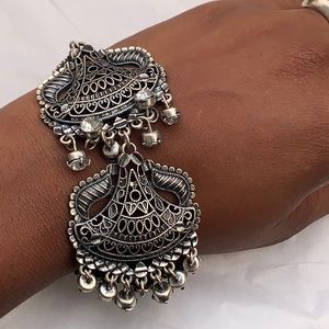 Charming Charlie, Exotic look, silver bracelet